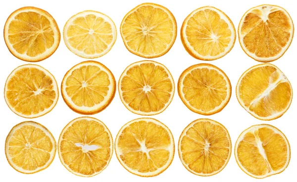 Сушені апельсини ізольовані на білому тлі крупним планом — стокове фото