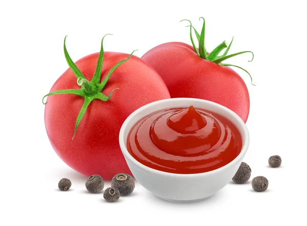Ketchup in ciotola, pomodori freschi e spezie isolate su fondo bianco — Foto Stock