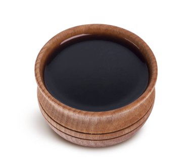 Beyaz arka plan üzerinde izole kase soya sosu