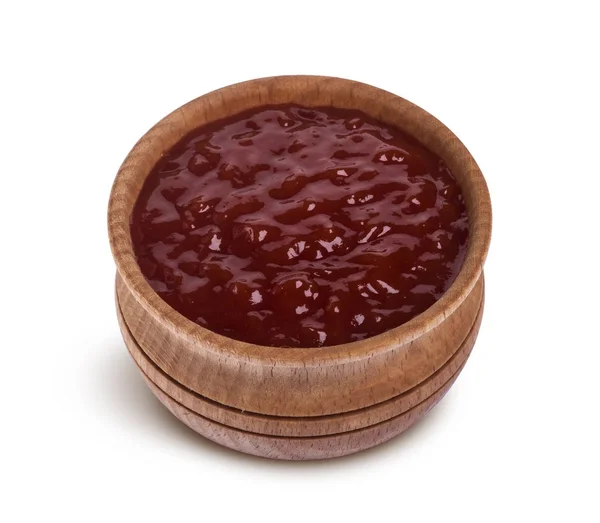 Ketchup em tigela de madeira isolada em fundo branco — Fotografia de Stock