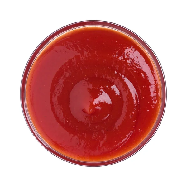 Кетчуп в стеклянной чаше изолирован на белом фоне. Вид сверху — стоковое фото