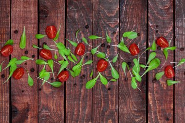 Fesleğen yaprakları ve domates ile ahşap arka plan. Kopya alanı, üstten görünüm.