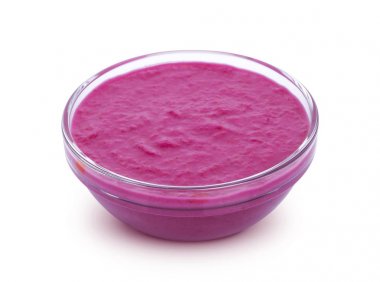 Beyaz arka plan üzerinde izole pancar kırmızı horseradish sos
