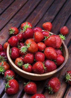 Çilek ahşap arka plan üzerinde. Kopya alanı