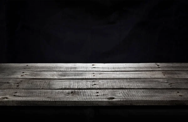 Schwarzer Holztisch zur Produktpräsentation, dunkler Hintergrund — Stockfoto