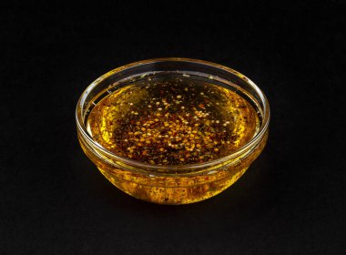 Petrol salata sosu siyah arka plan üzerine izole