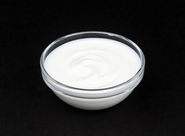 Ekşi krema siyah arka plan üzerine izole