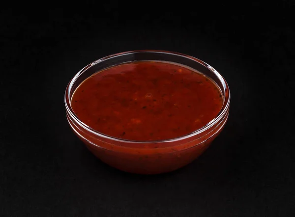 Salsa roja aislada sobre fondo negro — Foto de Stock