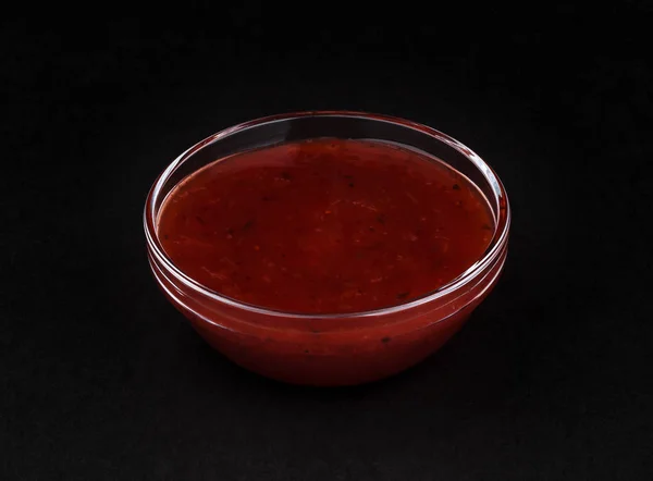 Журавлинний соус ізольований на чорному фоні — стокове фото