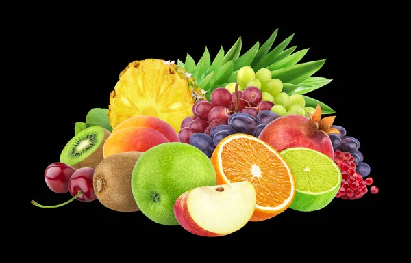 다른 과일과 열매 검은 배경에 고립 — 스톡 사진