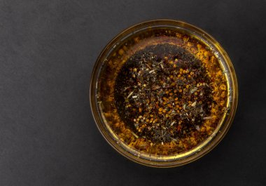 Petrol salata sosu siyah arka plan üzerinde üstten görünüm izole