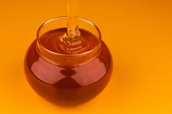Nalévá med izolované na žlutém podkladu — Stock fotografie