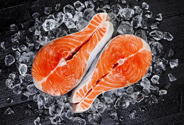Filete de salmón sobre hielo, vista superior — Foto de Stock