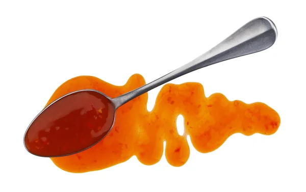 Γλυκό και γλυκόξινη σάλτσα. Πιτσιλιές και χυθεί σάλτσα πορτοκάλι με κουτάλι που απομονώνονται σε λευκό φόντο. Το Top view — Φωτογραφία Αρχείου