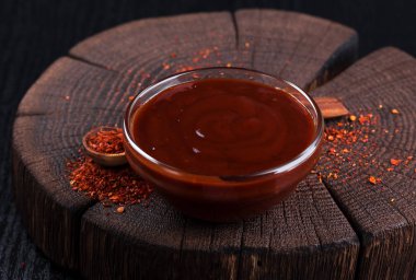 Kase koyu ahşap zemin üzerine ketçap