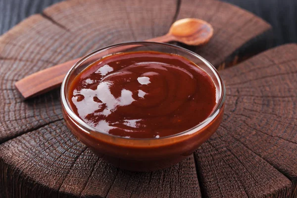 Ketchup in Schale auf dunklem Holzhintergrund — Stockfoto