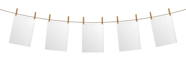 Κενό φύλλο χαρτιού κρεμασμένο σε σχοινί, απομονωμένο σε λευκό φόντο — Φωτογραφία Αρχείου