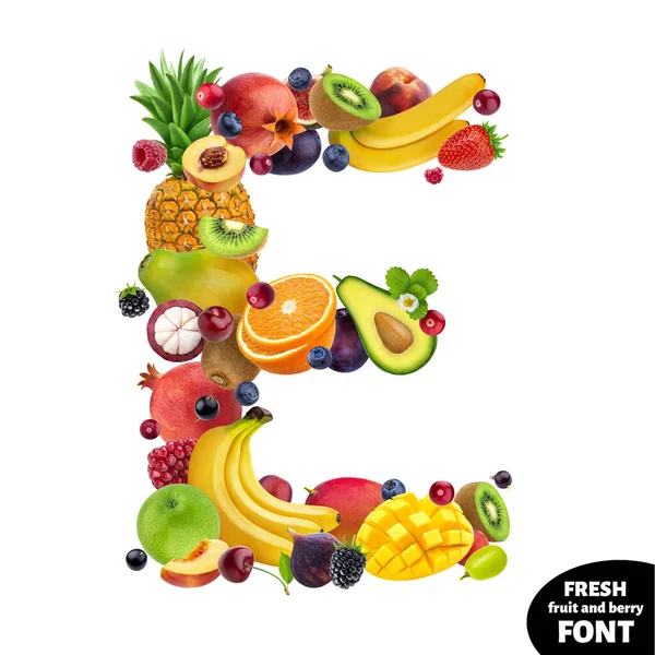 Letra E hecha de bayas y frutas, fuente de comida aislada sobre fondo blanco — Foto de Stock