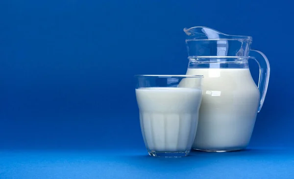 Leche aislada sobre fondo azul con espacio para copiar —  Fotos de Stock