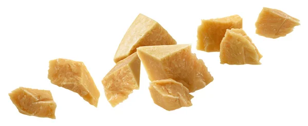 Queda de pedaços quebrados de queijo parmesão isolado no fundo branco — Fotografia de Stock