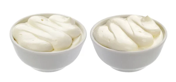Crema agria en cuenco aislado sobre fondo blanco — Foto de Stock