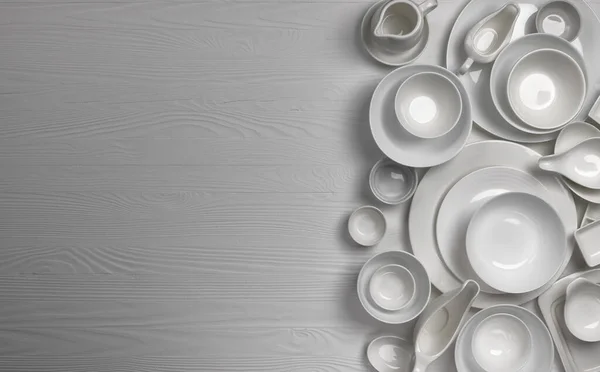 Sada prázdného nádobí na bílém pozadí s kopírovacím prostorem — Stock fotografie