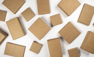 Beyaz arkaplanda izole edilmiş boş kahverengi karton kutular, üst görünüm