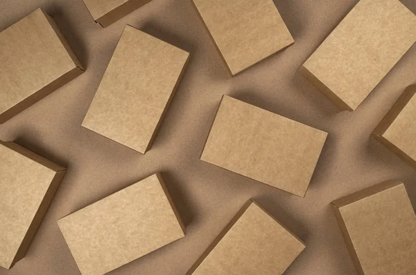 Caixas de papelão marrom sobre fundo de papel artesanal, vista superior — Fotografia de Stock