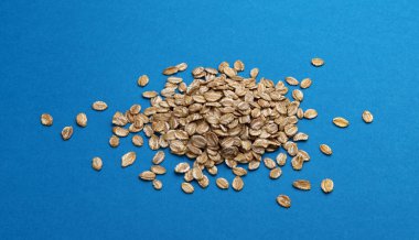 Mavi arkaplanda çavdar gevreği yığını, üst görünüm