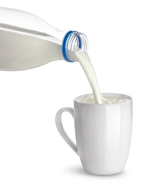 Gieten melk geïsoleerd op witte achtergrond met uitknippad — Stockfoto