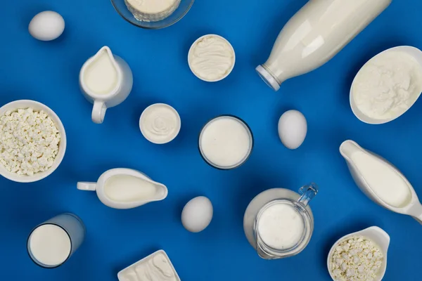 Молоко, творог, сметана и йогурт, вид сверху, плоский уголок — стоковое фото