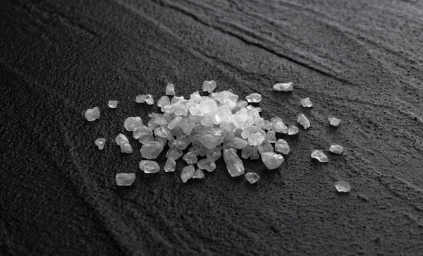Hromada mořské soli na černém pozadí — Stock fotografie