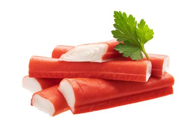 Beyaz arkaplanda izole edilmiş yengeç çubukları