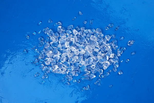 Tumpukan es hancur pada latar belakang batu biru — Stok Foto