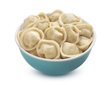 Et köftesi, beyaz arka planda izole edilmiş ev yapımı Rus pelmeni.