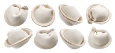 Çiğ hamur köftesi, donmuş Rus pelmeni beyaz arka planda izole edilmiş.