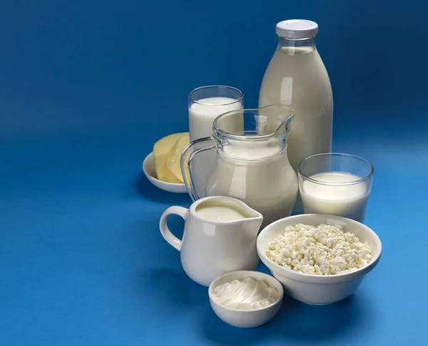 Молочные продукты на синем фоне — стоковое фото