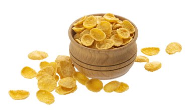 Beyaz arka planda izole edilmiş ahşap kasedeki mısır gevrekleri.