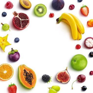 Farklı meyve ve meyvelerden yapılmış çerçeve, düz yatak, üst görünüm, elma, muz, çilek, nar, portakal, üzüm ve erik beyaz arka planda izole edilmiş