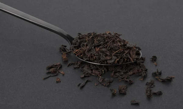 Hojas secas de té negro aisladas sobre fondo blanco — Foto de Stock