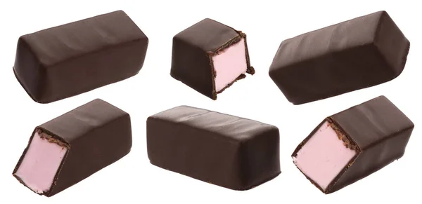 Čokoládové bonbóny s mléčné jahodové suflé izolované na bílém pozadí — Stock fotografie