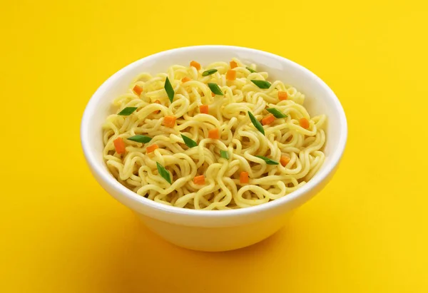 Cuenco de fideos instantáneos aislados sobre fondo amarillo —  Fotos de Stock