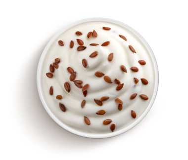 Beyaz arkaplanda keten tohumlu yoğurt, üst görünüm