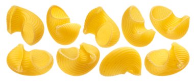 Raw boru rigate makarna beyaz arka planda izole