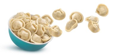 Et köftesi, beyaz arka planda izole edilmiş ev yapımı Rus pelmeni.