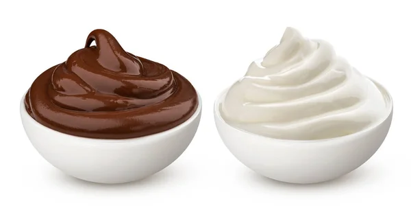 Bol de chocolat et crème vanille au lait isolé sur fond blanc — Photo