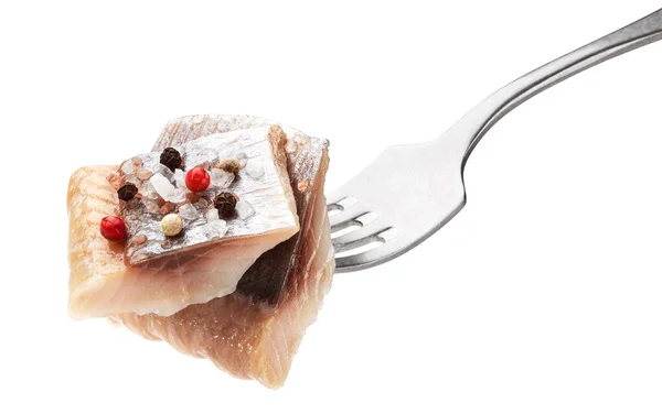 白色背景隔离的叉子上的咸鲱鱼片 — 图库照片
