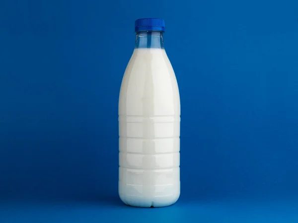 Botella de leche simulan aislado sobre fondo azul — Foto de Stock