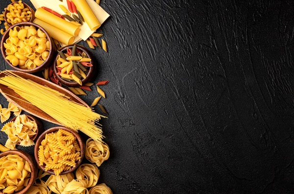 Diversi Tipi Pasta Fondo Nero Con Spazio Copia Del Testo — Foto Stock