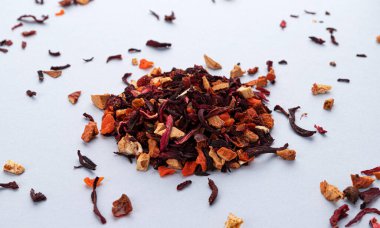 Beyaz arka planda izole meyveli çay yaprakları, meyve ve böğürtlenli kuru çay.